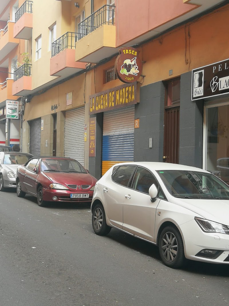 Tasca La Cueva De Madera Leo y montse