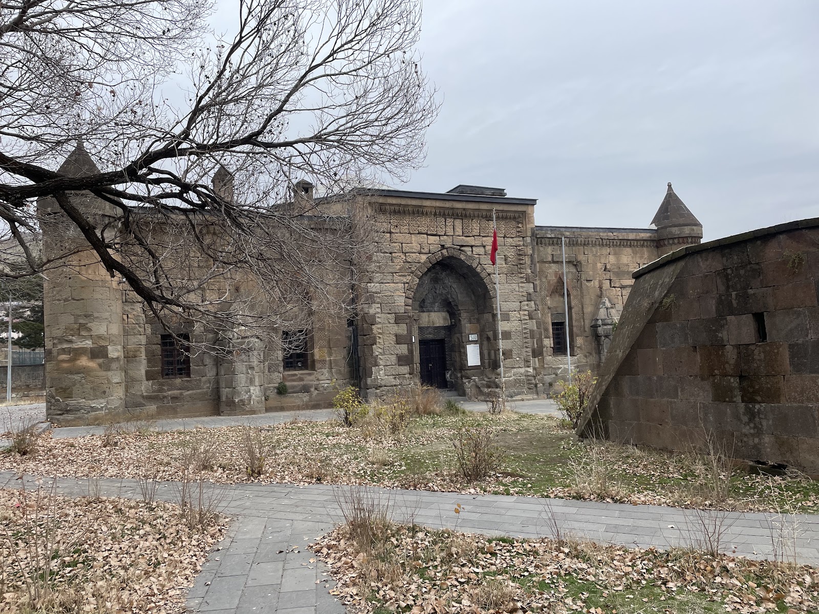 İhlasiye Medresesi ve Külliyesi mekanı