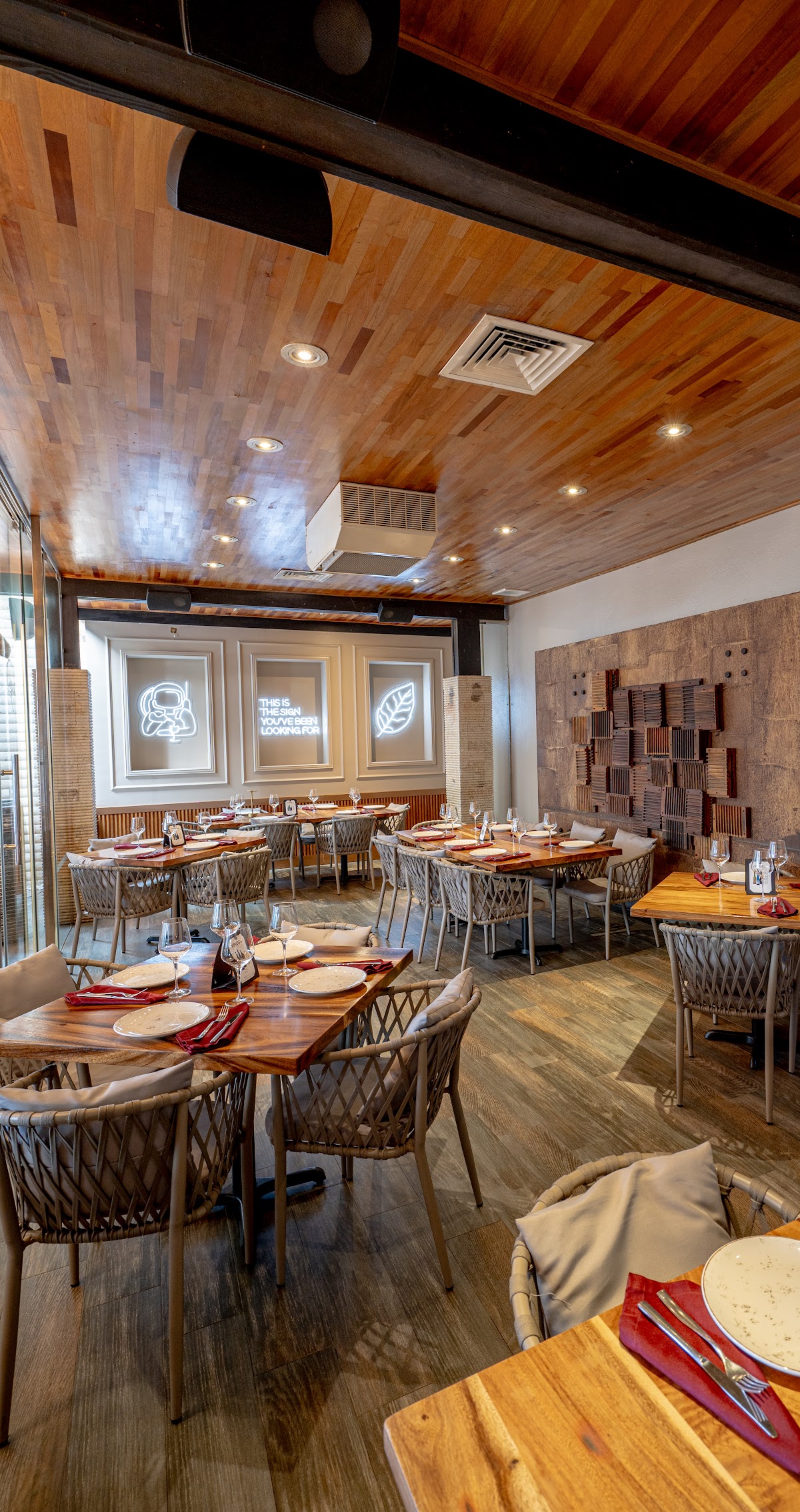 Saga Restaurant & Cigar Club - Imagen 1