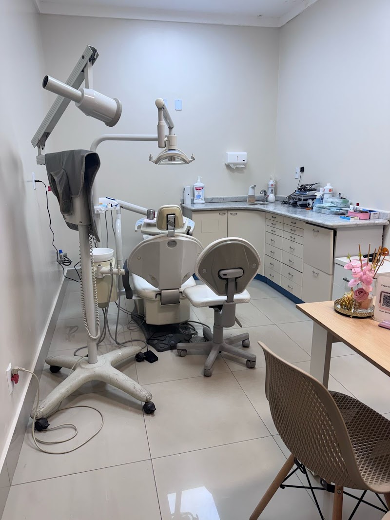 Dra Ana Laura Morais - Especialista em Endodontia