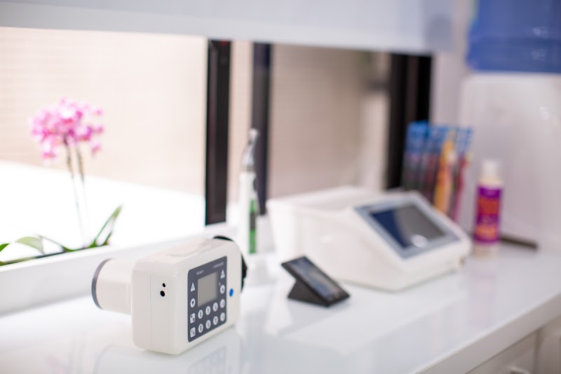 LUCCA Odontologia - Dra. Claudia Carlotto, Dr. Alexandre Borro e Dr. Enos Kern. - foto 2