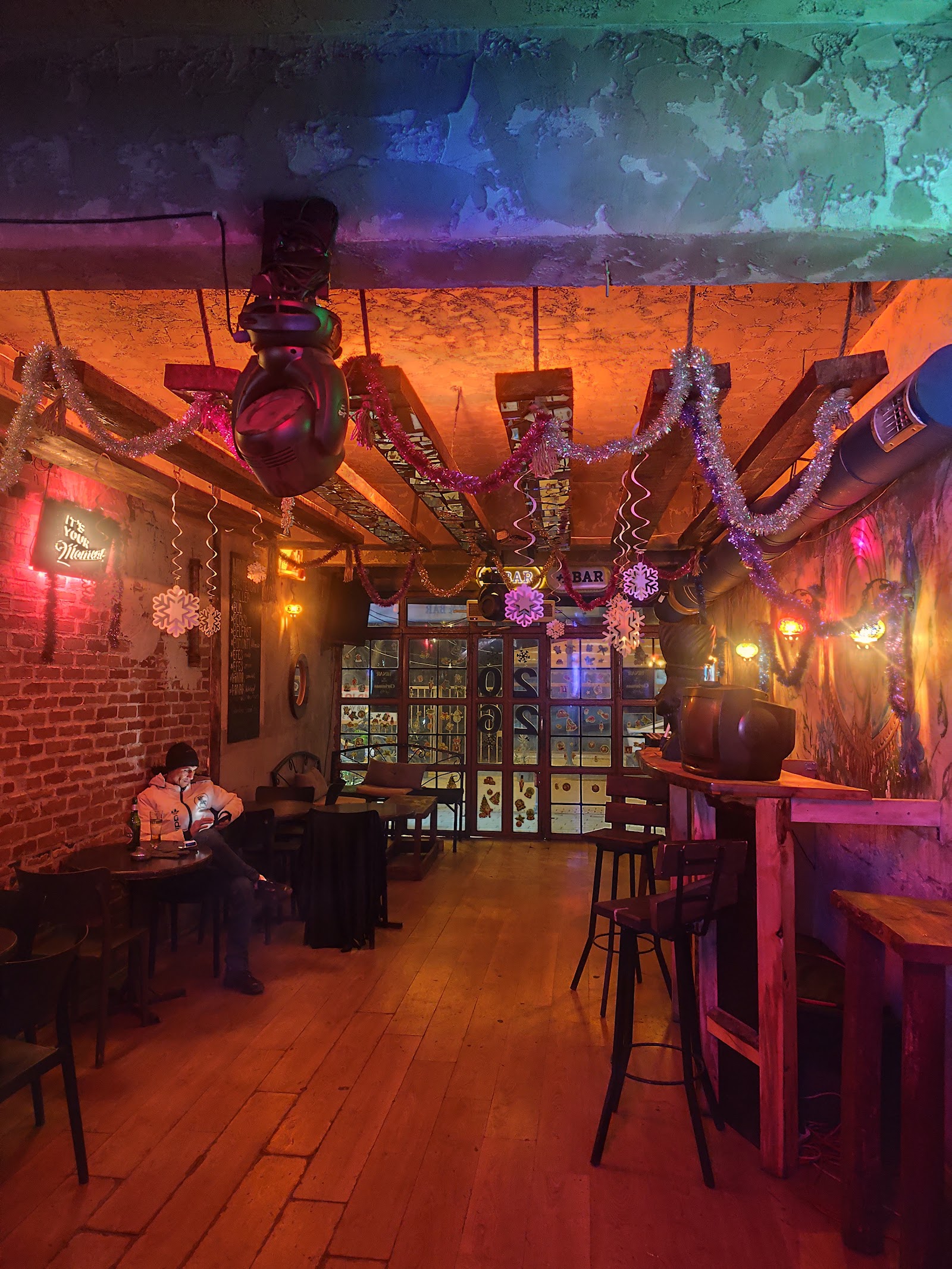 Hinar Cafe Bar mekanı