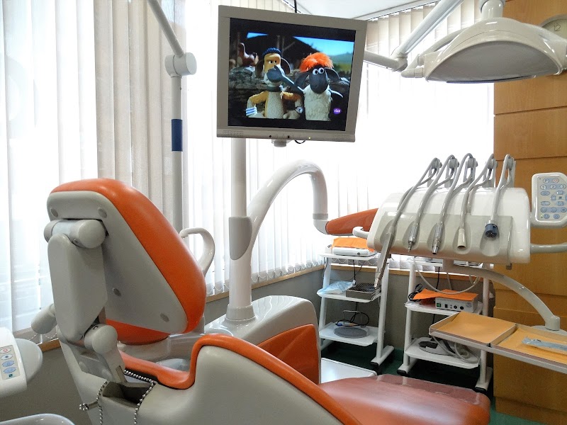 CLINICA DENTAL IMPLANTOLUGO photo 3