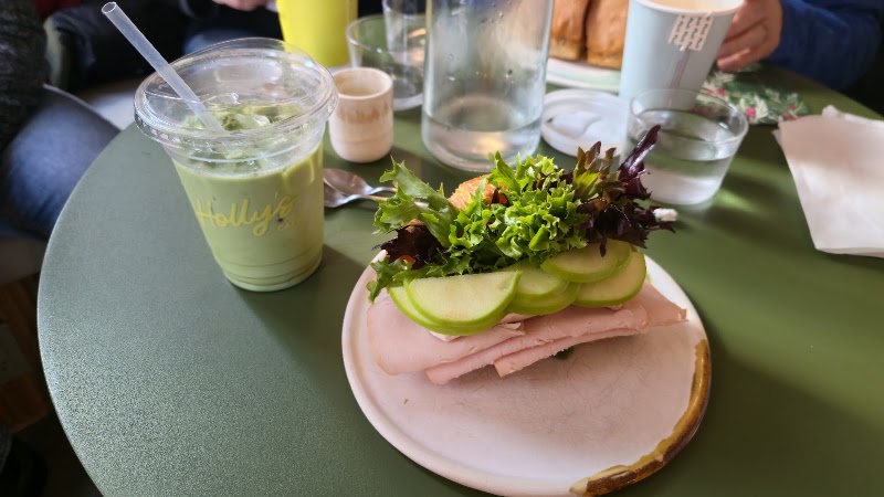 Holly's Neighbourhood Cafe & Bar photo 2