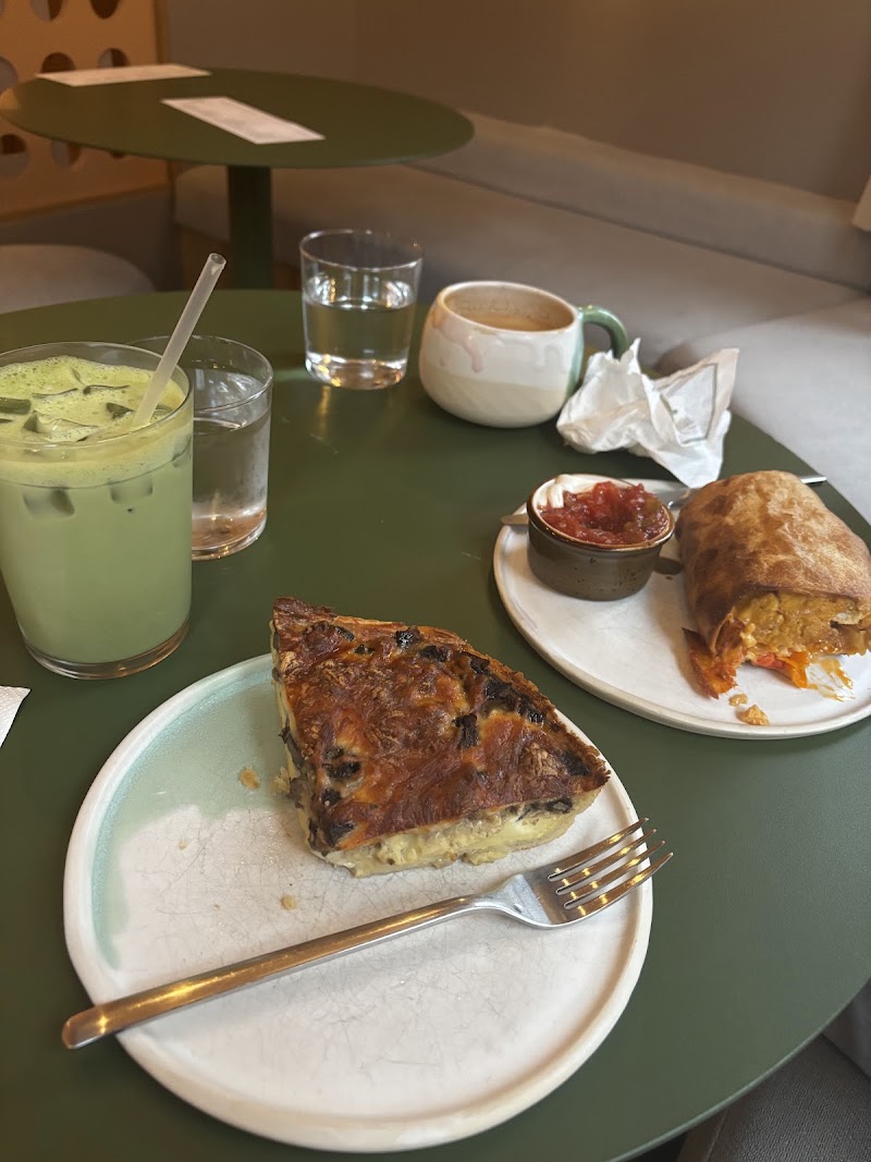 Holly's Neighbourhood Cafe & Bar photo 2