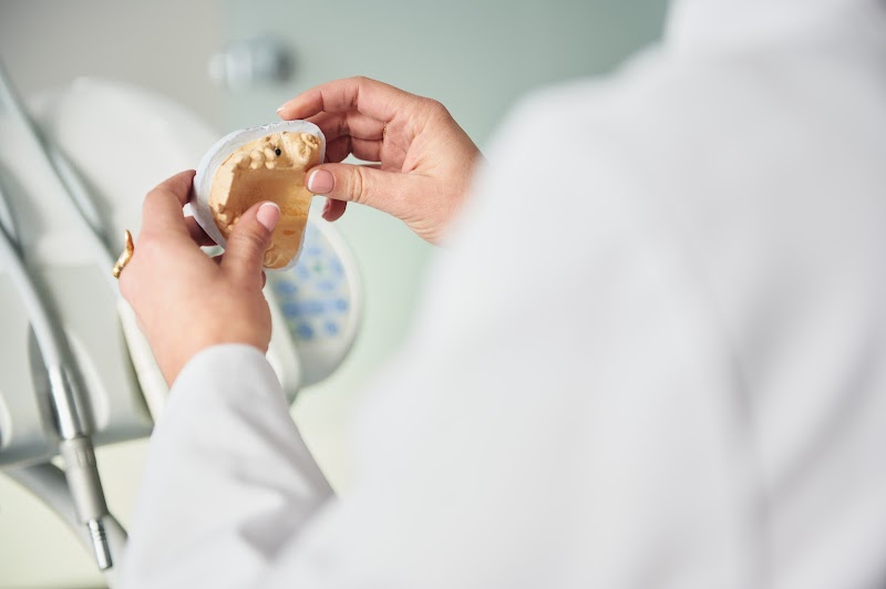 Doctora Carrolaya - Odontología Biológica, Bruxismo y Ortodoncia Invisible en Madrid