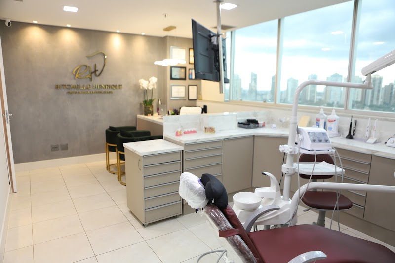 Dr. Ritchelle Henrique Implante e Estética Dental