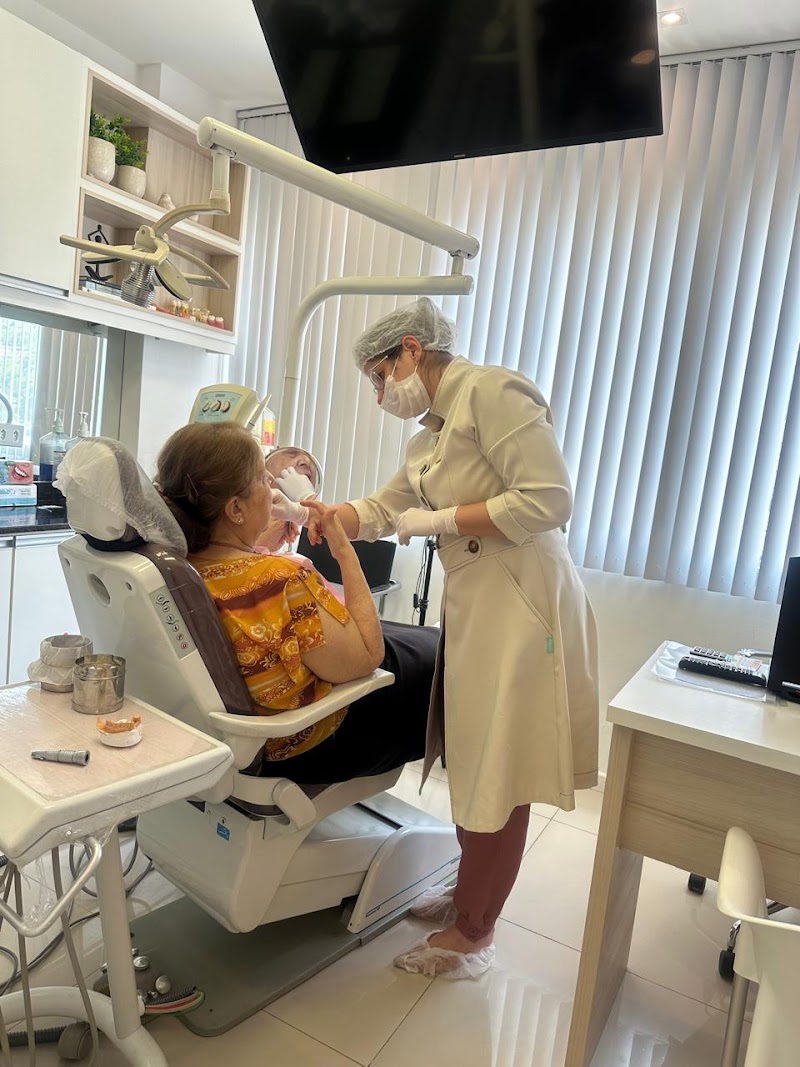 Dra. Flávia Marques | Dentista na Tijuca | Implantes dentários - foto 2