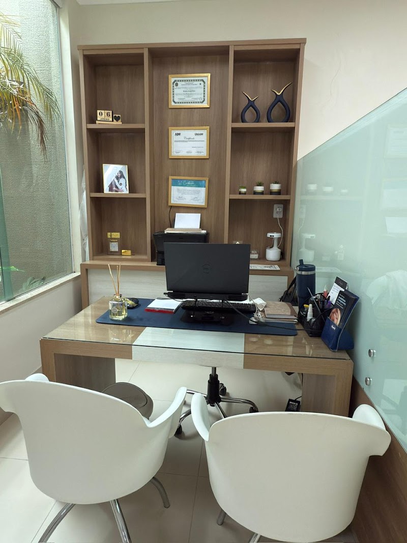 Dra. Thaynara Naves - Prótese & Dentística - foto 5