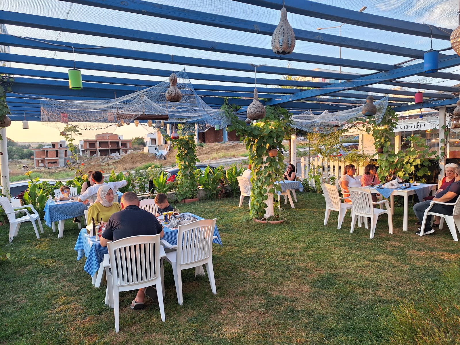 Hürriyet Mavi Beyaz Balık Restaurant mekanı