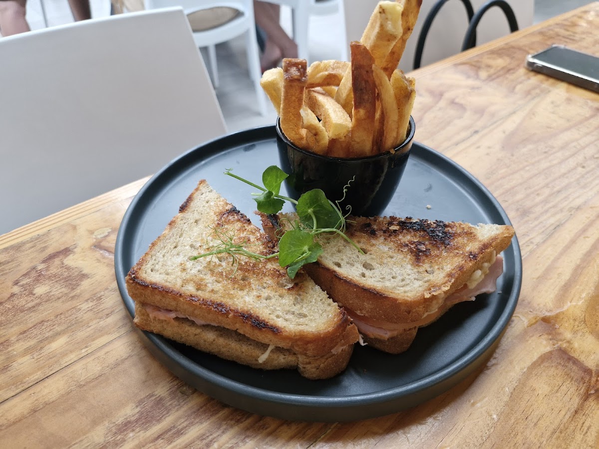 Clay Cafe George | Family Restaurant and Ceramic Painting — photo 3