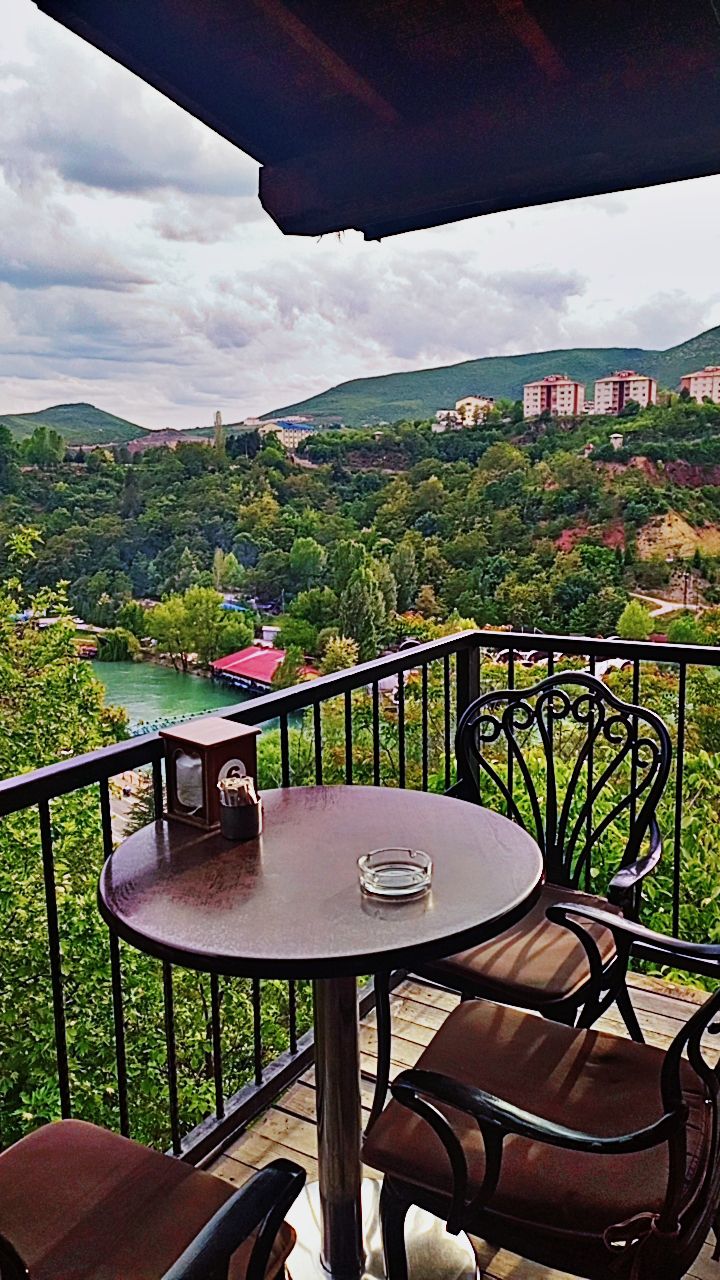 Reina Cafe mekanı