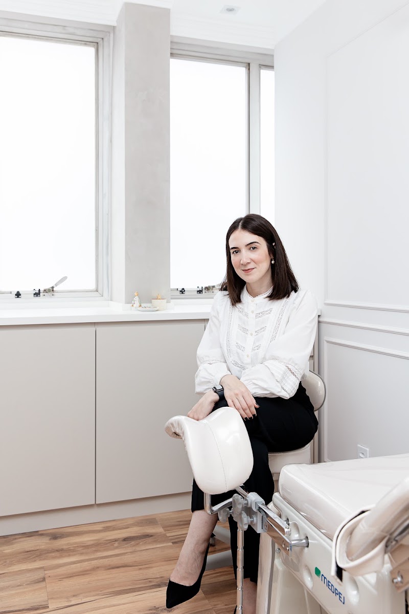 Foto de Dra. Mariana Ferronato | Ginecologista e Obstetra | Menopausa, Estética Íntima, HPV, Candidíase de Repetição, Adolesc.