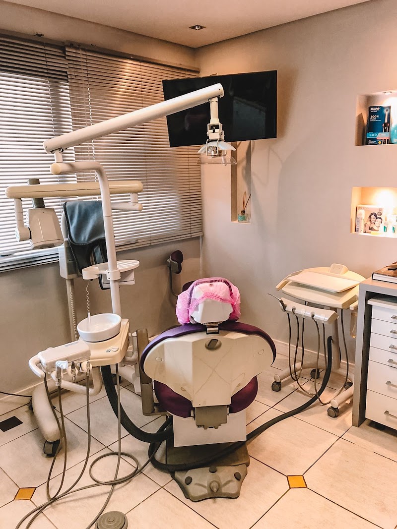 Dra Renatta Fadel Friedlaender/ Dentista no Centro/Aparelho dental/clareamento/prevenção/limpeza