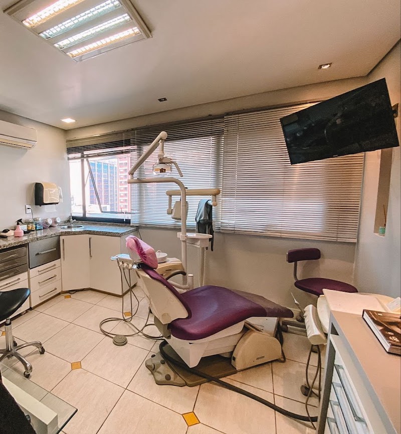 Dra Renatta Fadel Friedlaender/ Dentista no Centro/Aparelho dental/clareamento/prevenção/limpeza - foto 2