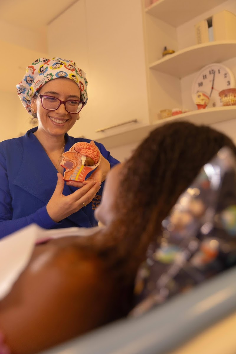 Dra Danielle Coelho / Alegrare - Odontologia Especial