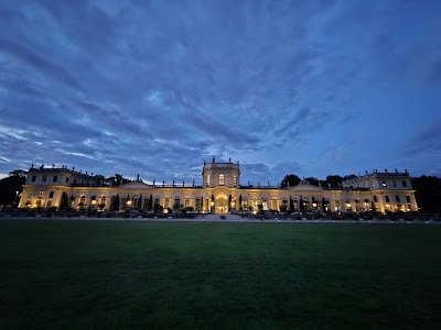 Orangerie Museum u. Planetarium