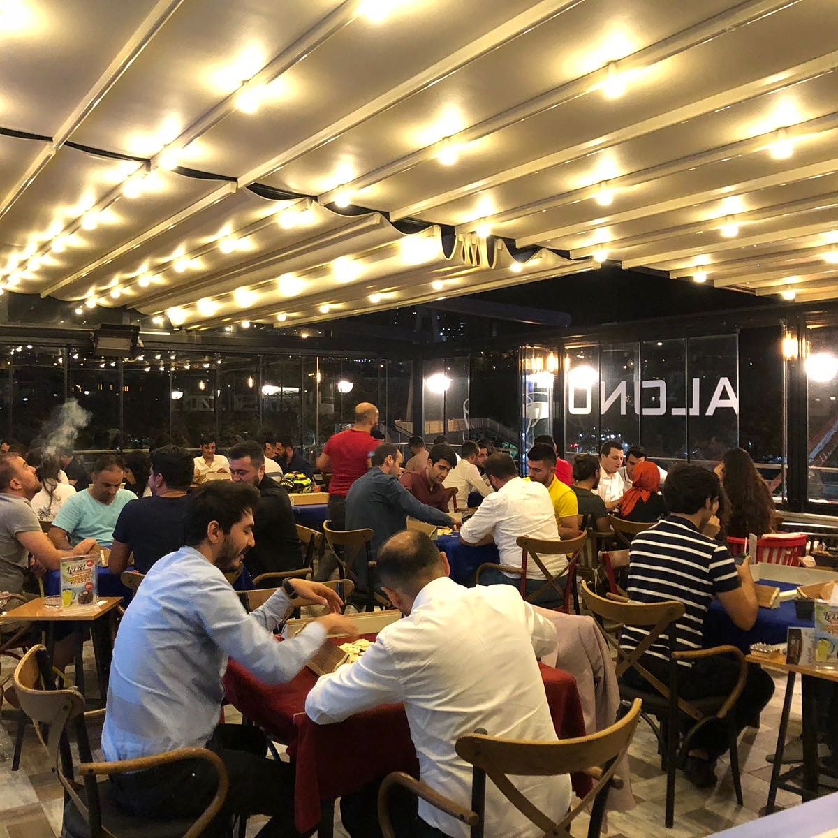 Balcon Cafe mekanı