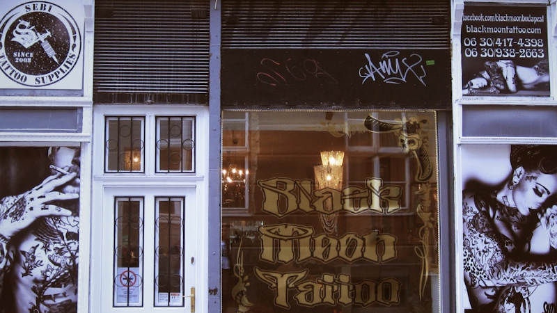 Black Moon Tattoo -Felirat tetoválás, Dotwork,blackwork ,old School,neotraditional, Lettering