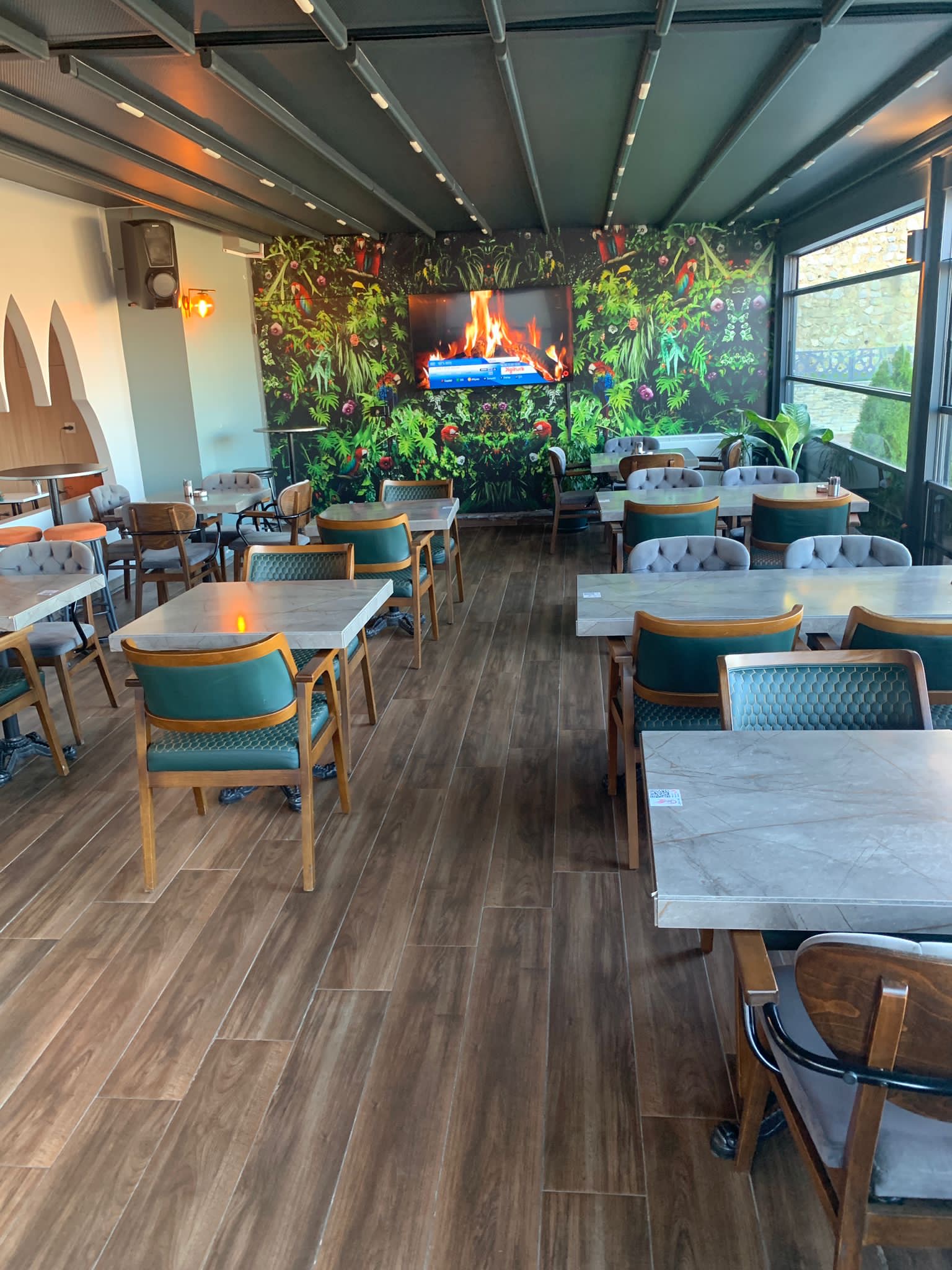 Class Cafe & bistro mekanı