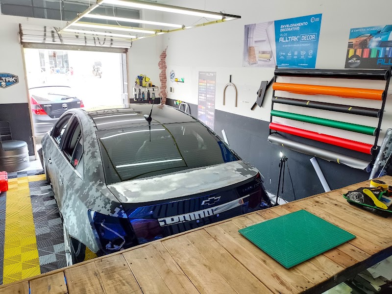 Foto de Baixos adesivos Envelopamento Automotivo e estetica automotiva em Curitiba
