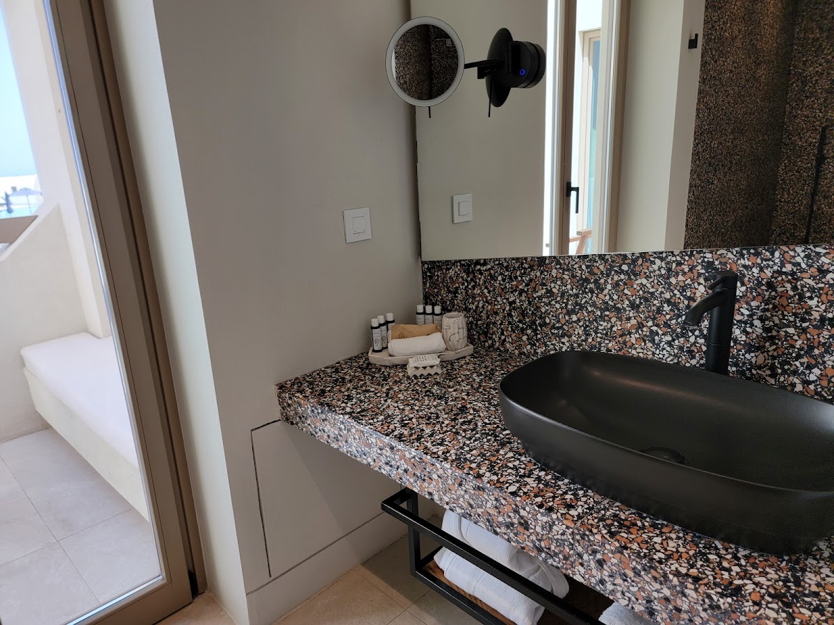 NOŪS Santorini, dog-friendly hotel, photo 3