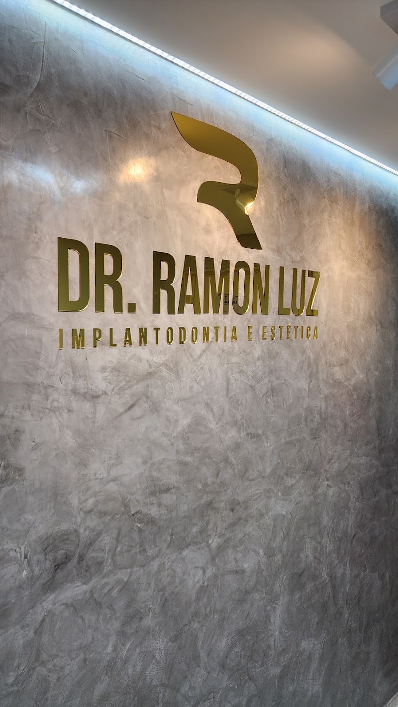 Dr. Ramon Luz - Implantodontia e Estética - foto 3