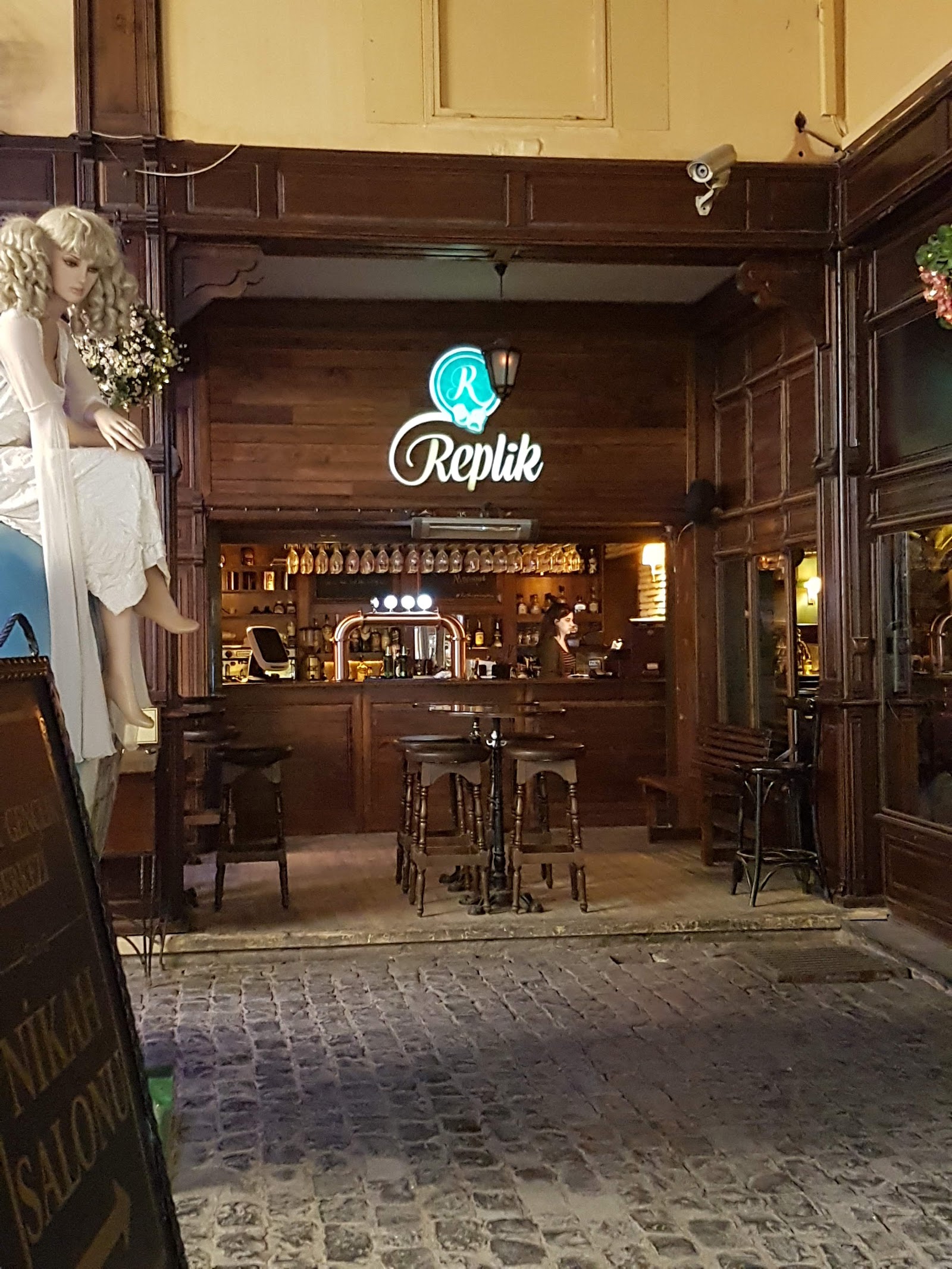Replik Pub mekanı