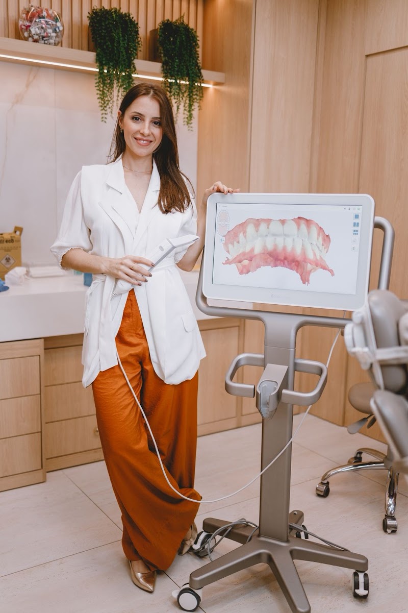Dra Daniela Giusti Parizzi - Dentista | Ortodontia Invisalign - foto 2