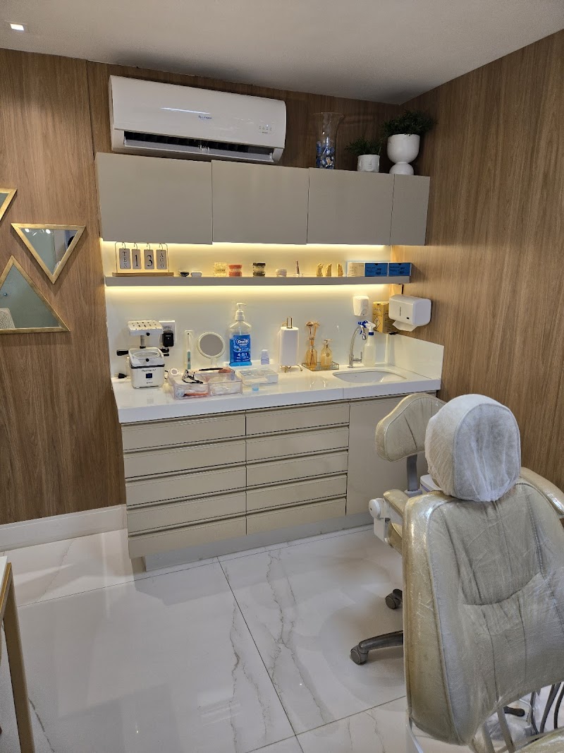 Karina Queiroz Ortodontia| Alinhadores invisíveis