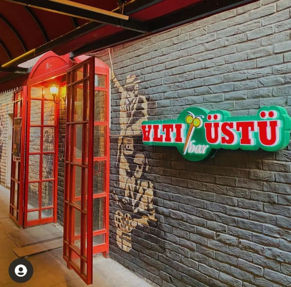 Altı Üstü Bar mekanı