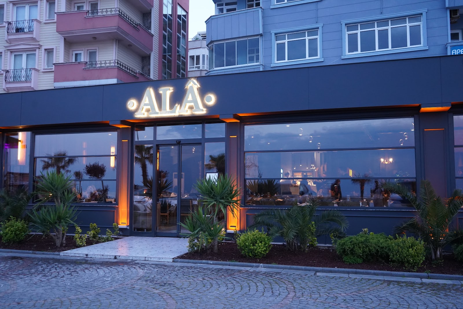 Ala Restoran mekanı