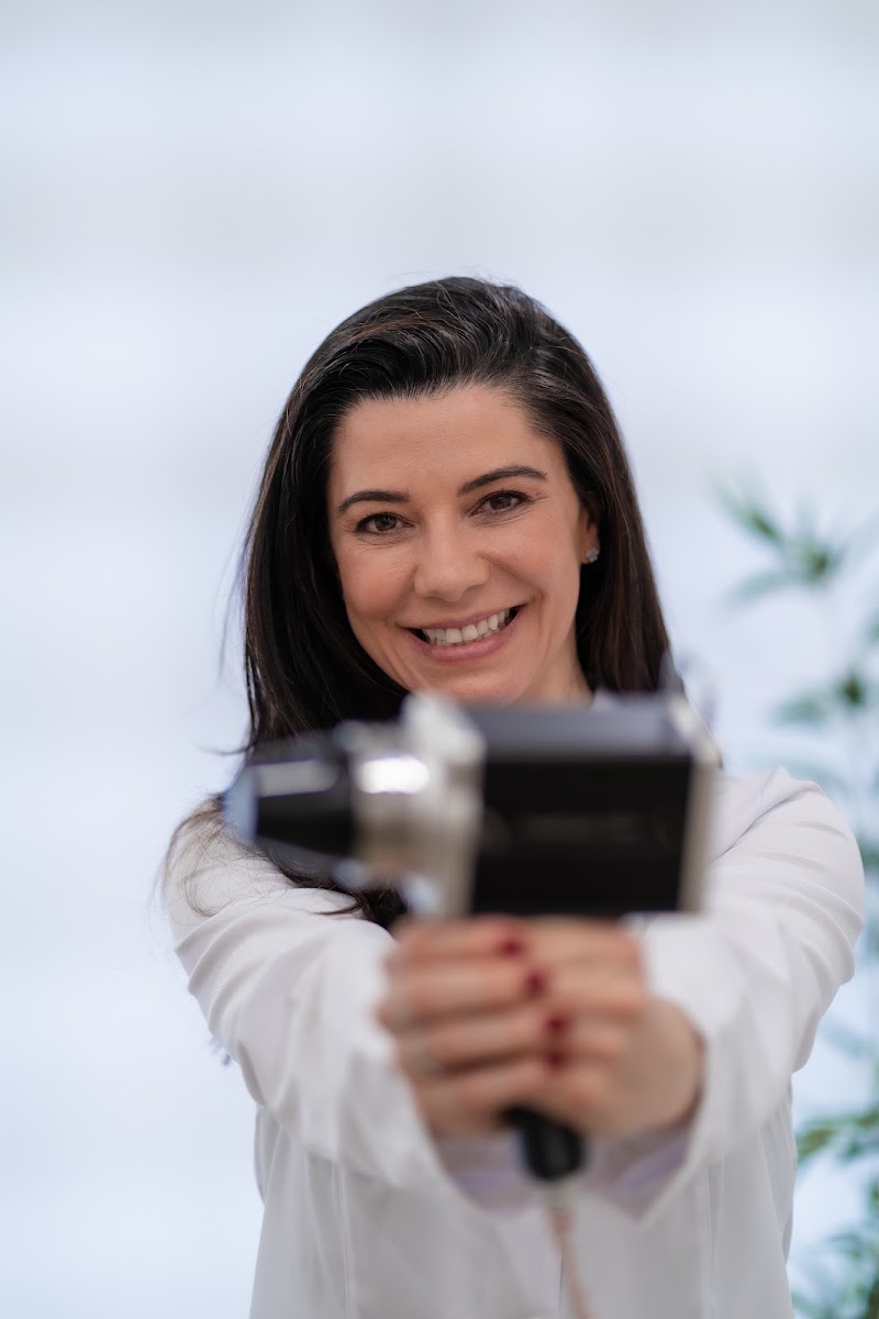 Dra. Vanessa Soares - Dermatologista especializada em Tricologia