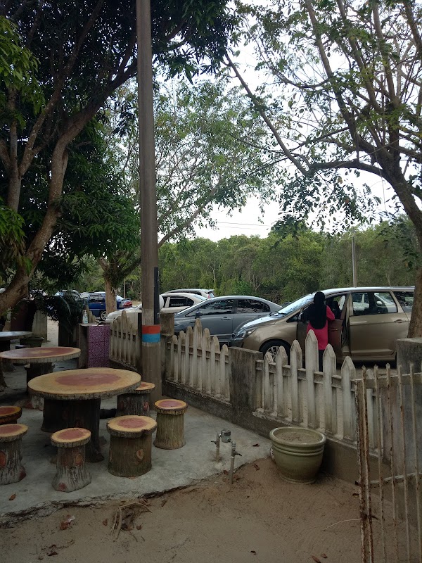 Demong Cafe - Photo 1