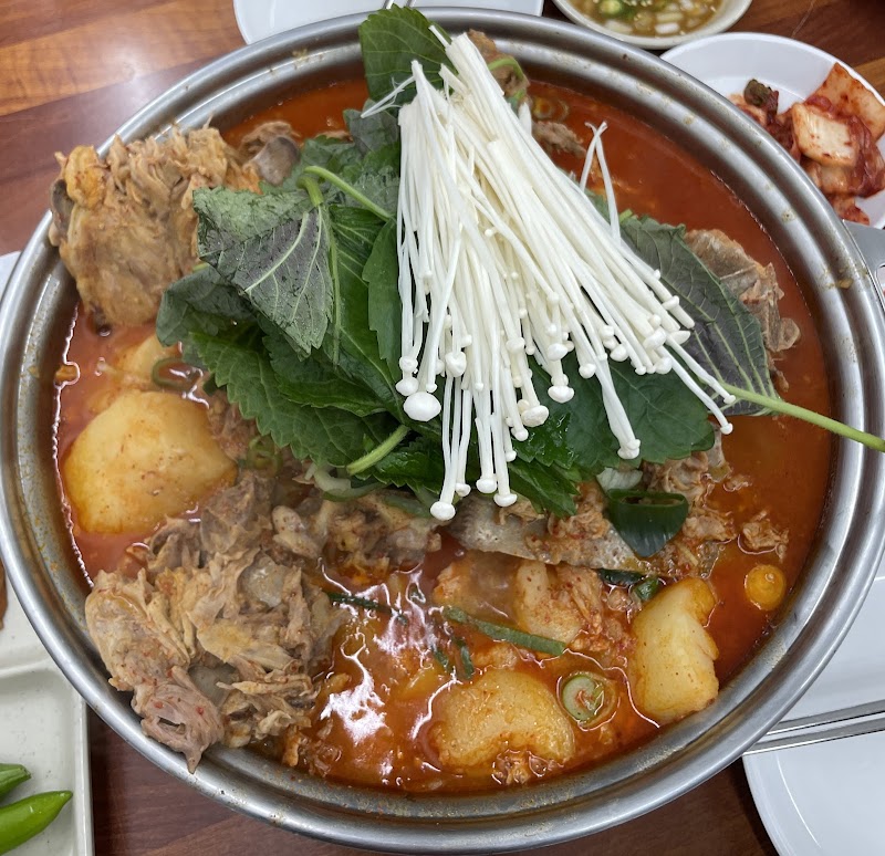 Somunnan Seongsu Gamjatang (Pork Bone Soup) 3
