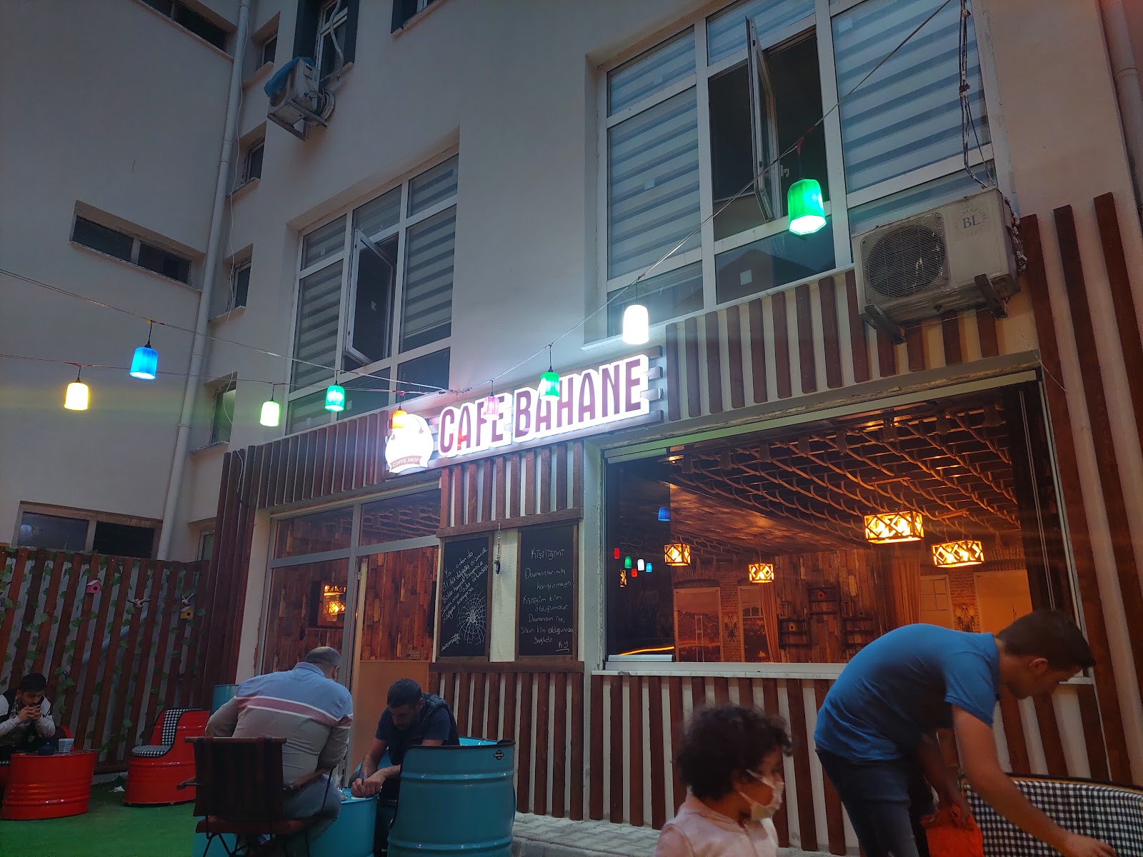 Cafe Bahane mekanı