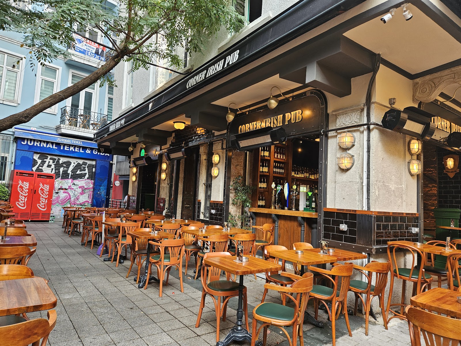 Corner Irish Pub mekanı