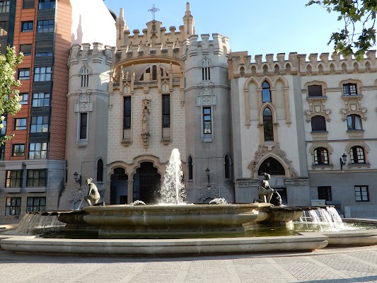 Residencia Centro de día Santa Teresa y San José — C. de Cadarso, 13, Moncloa - Aravaca, 28008 Madrid, España