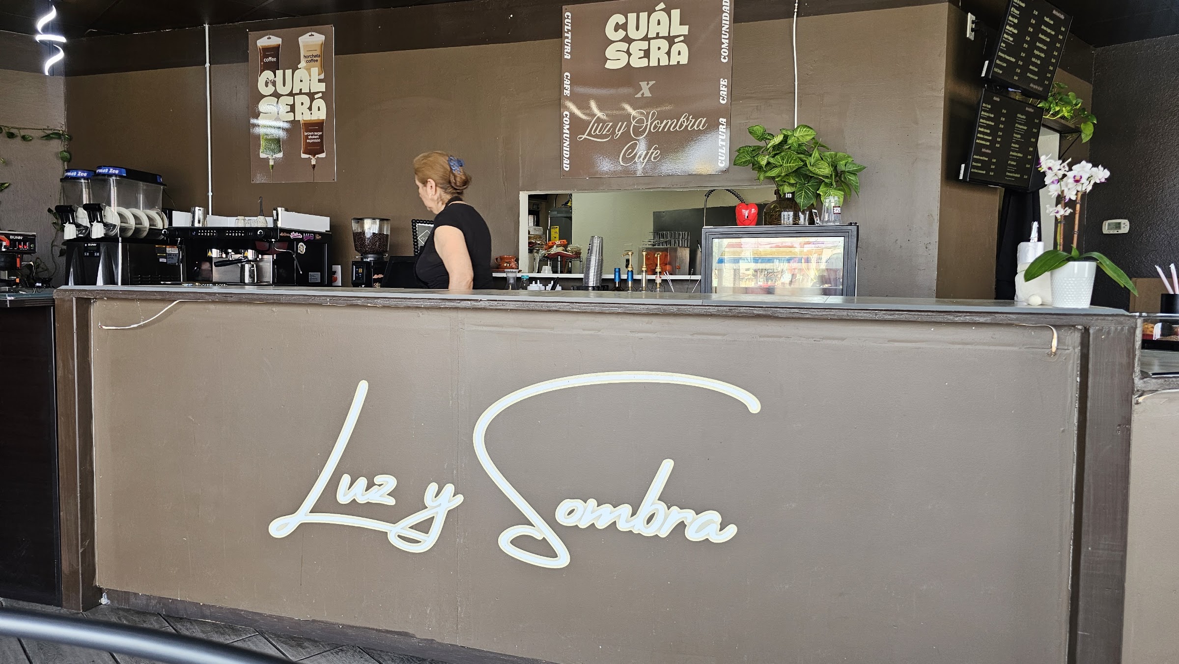 Luz y Sombra Cafe - Photo 3
