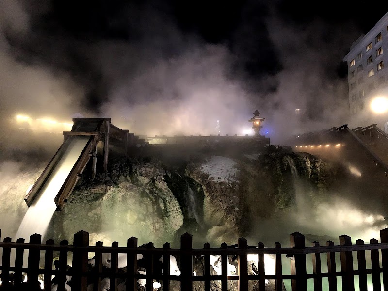 湯滝の灯篭の外観