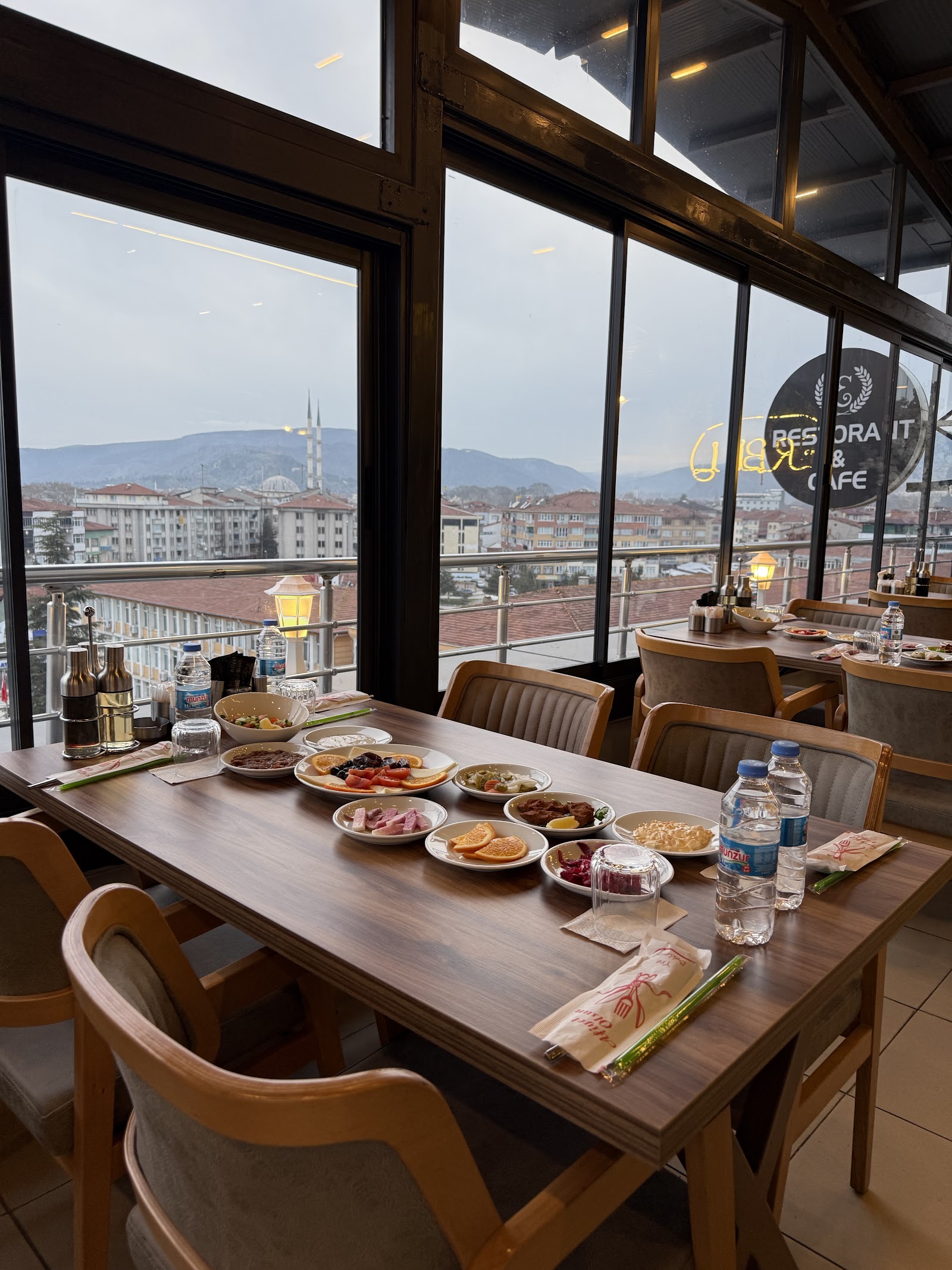 ERBUL RESTAURANT & CAFE mekanı