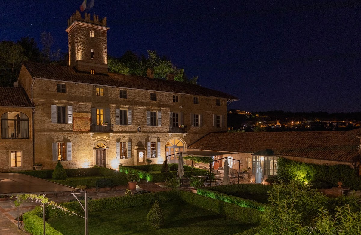 Castello di Razzano - Relais, Ristorante, Museo e Cantina