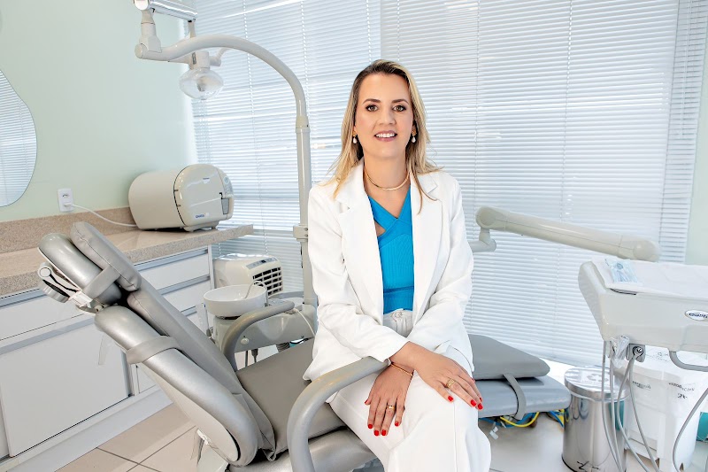 Dra. Aline Luquini Hiebl - Especialista em Ortodontia - Dentista - Vila Nova/Joinville SC - foto 3