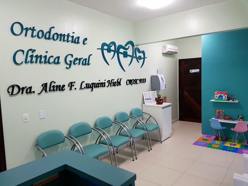 Dra. Aline Luquini Hiebl - Especialista em Ortodontia - Dentista - Vila Nova/Joinville SC - foto 2