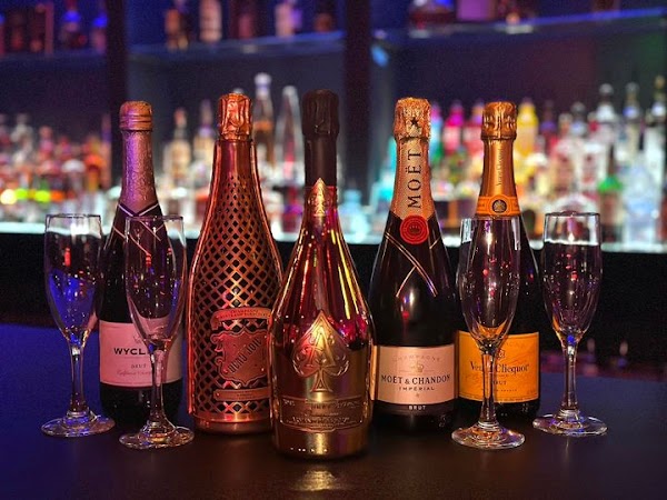 PT'S SHOWCLUB exterior