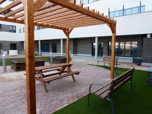 Residencia Residencia de Mayores Valdeluz Las Mercedes - Madrid — C. Cigoitia, 13, San Blas-Canillejas, 28022 Madrid, España