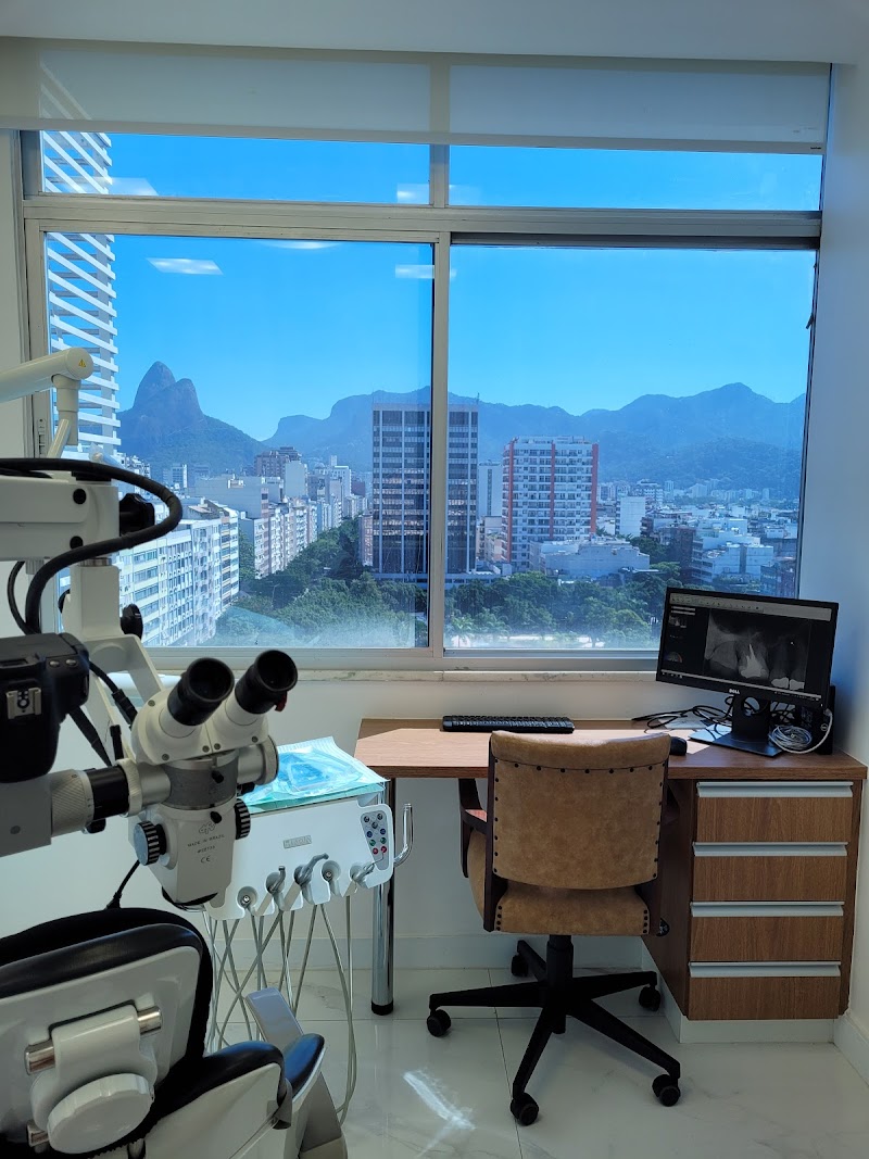 Déborah Barrocas - Tratamento de canal com microscópio - Tijuca e Ipanema