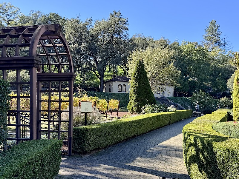 Open grounds ideal for strolling and casual tastings
