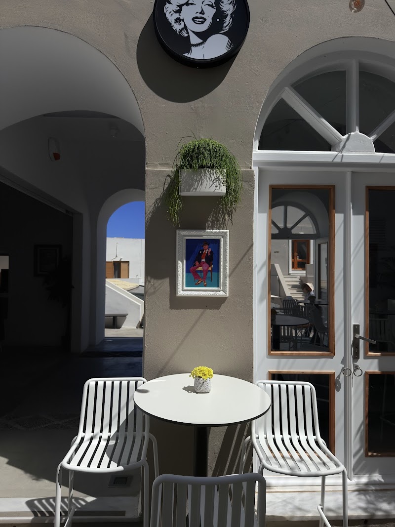 Marilyn Bar Santorini