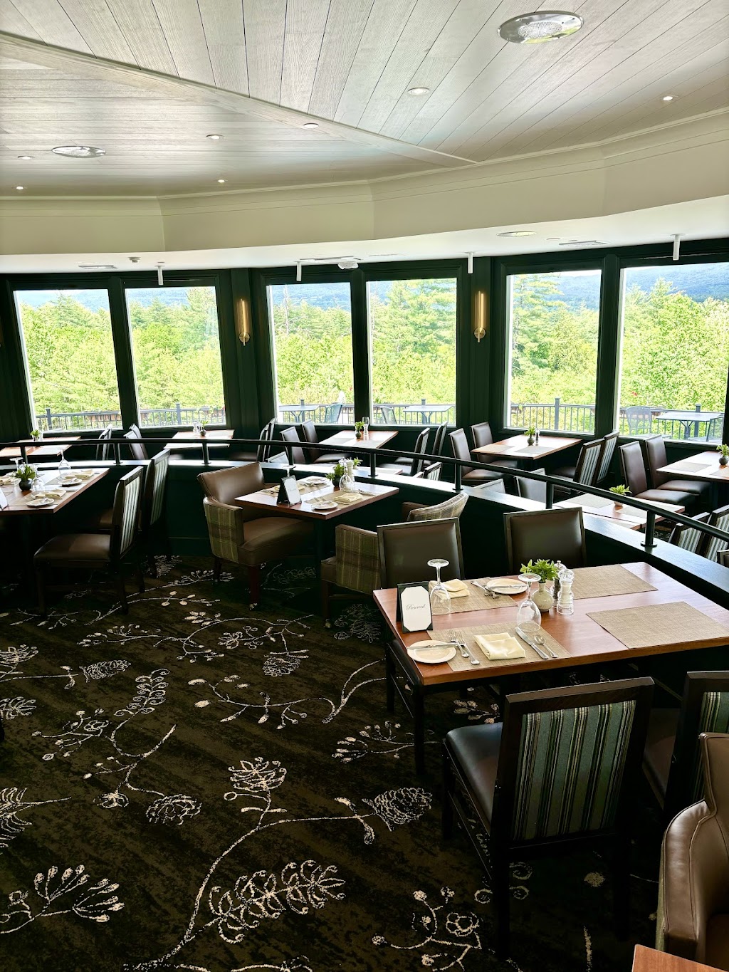 Ledges Restaurant at The White Mountain Hotel